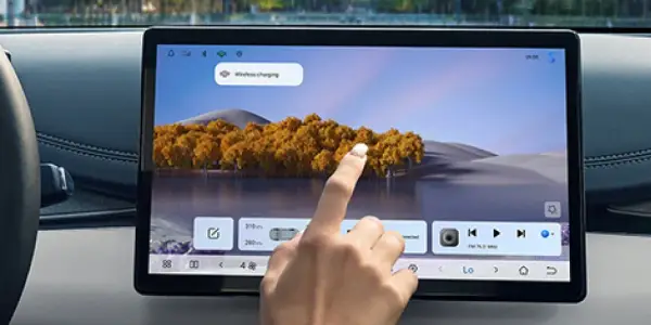 BYD SEAL 6 DM-i floating touchscreen and smart steering controls